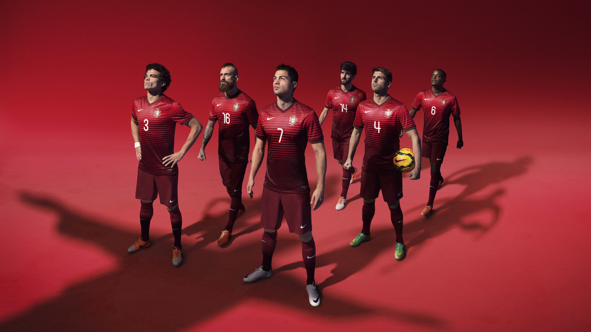 欧冠焦点之战：巴黎圣日耳曼vs拜仁慕尼黑，欧冠一场巅峰对决，谁能笑到最后？